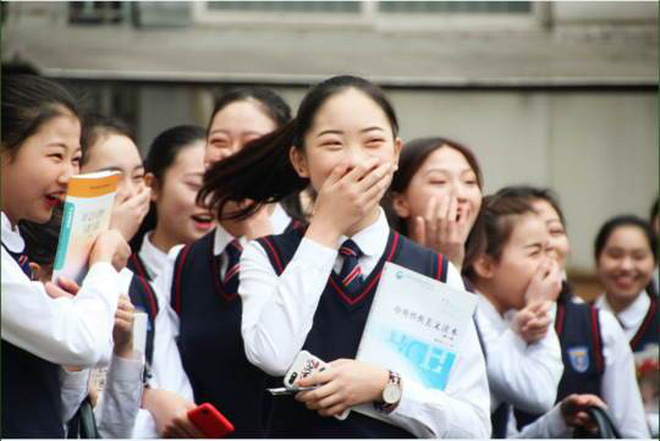 Nam sinh trường người ta khiến bao cô nàng ghen tị: Thuê xe đạp, cột bóng bay đèo các bạn nữ nhân ngày Con gái 7/3 Nam sinh trường người ta khiến bao cô nàng ghen tị: Thuê xe đạp, cột bóng bay đèo các bạn nữ nhân ngày Con gái 7/3
